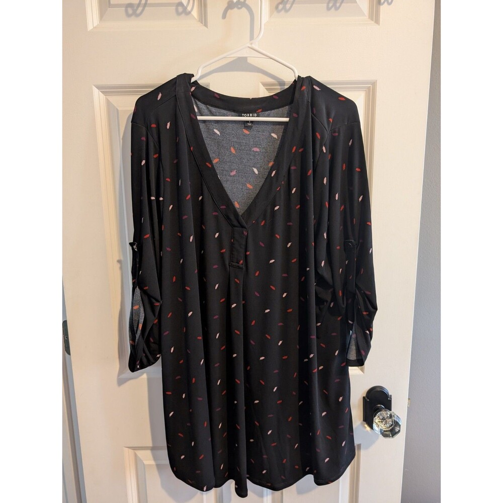 Torrid 4 Women's Black Red Feather Print Flek Blouse Stretch Deep V Neck